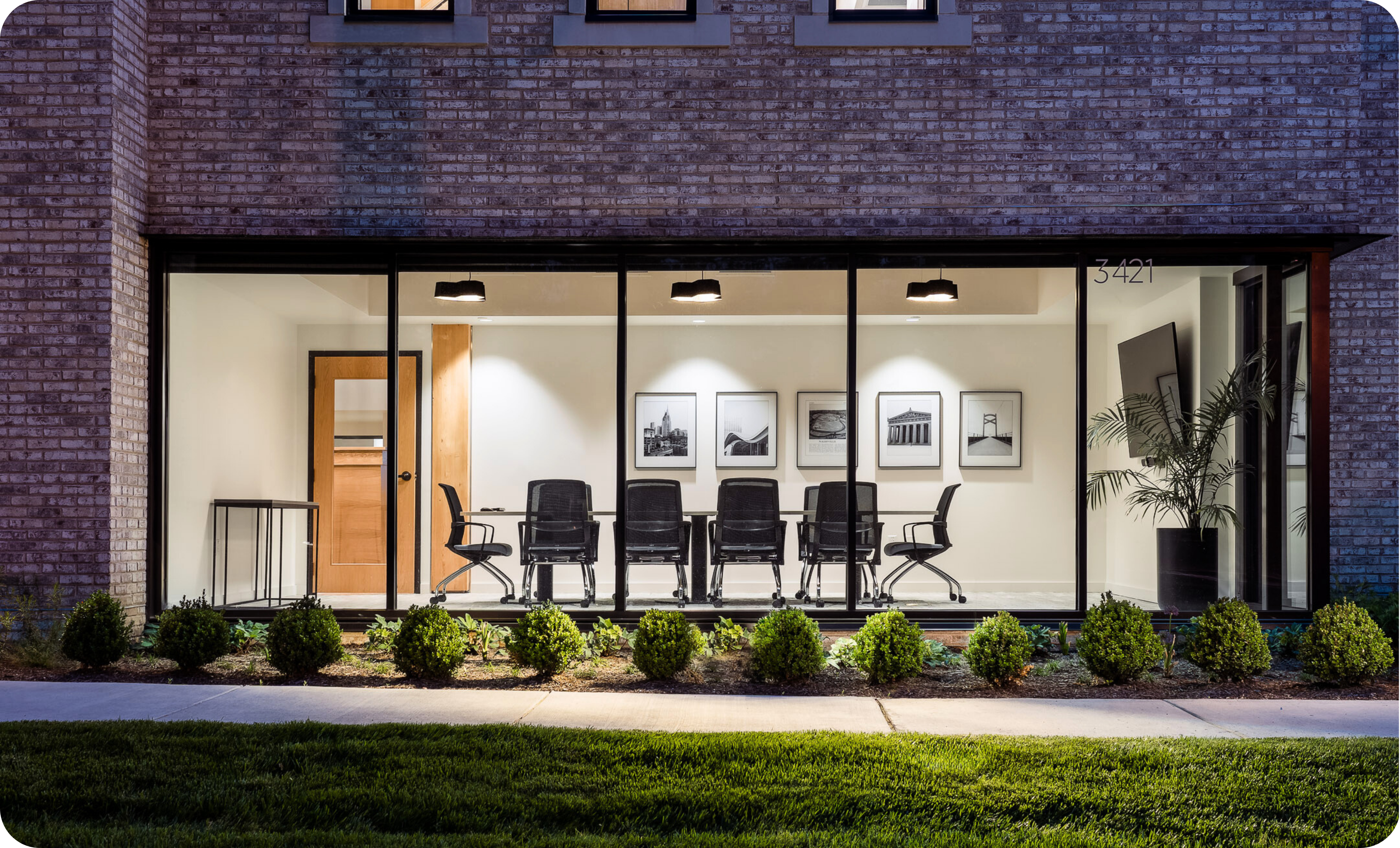 This meeting room balances functionality and warmth, creating a space where ideas and connections can flourish.